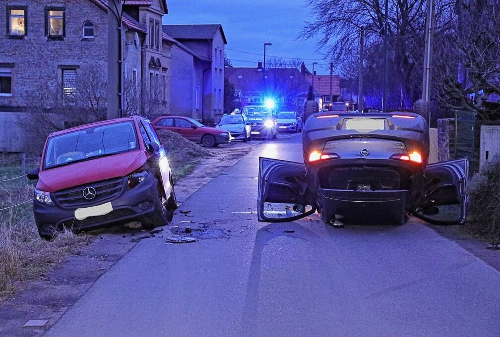 Die Unfallstelle mit den zwei verunglückten Fahrzeugen. Foto: Roland Halkasch