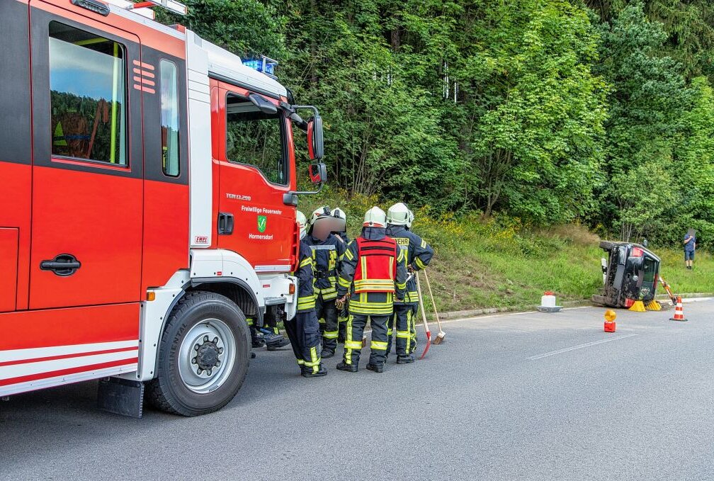 PKW überschlägt sich: Unfall in Hormersdorf - VW-Fahrerin bei Unfall in Hormersdorf verletzt. Foto: André März