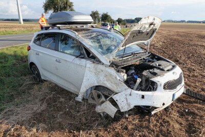 PKW überschlägt sich: Vier Verletzte - Zwischen Hetzdorf und Mohorn kam es zu einem Verkehrsunfall mit vier Verletzten Personen. Foto: Roland Halkasch