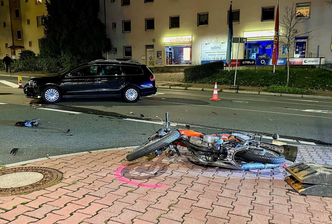 PKW übersieht Motorrad in Aue: Eine Person schwer verletzt - Ein Motorradfahrer wird bei einer Kollision in Aue schwer verletzt. Foto: Daniel Unger