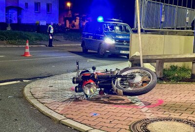 PKW übersieht Motorrad in Aue: Eine Person schwer verletzt - Ein Motorradfahrer wird bei einer Kollision in Aue schwer verletzt. Foto: Daniel Unger
