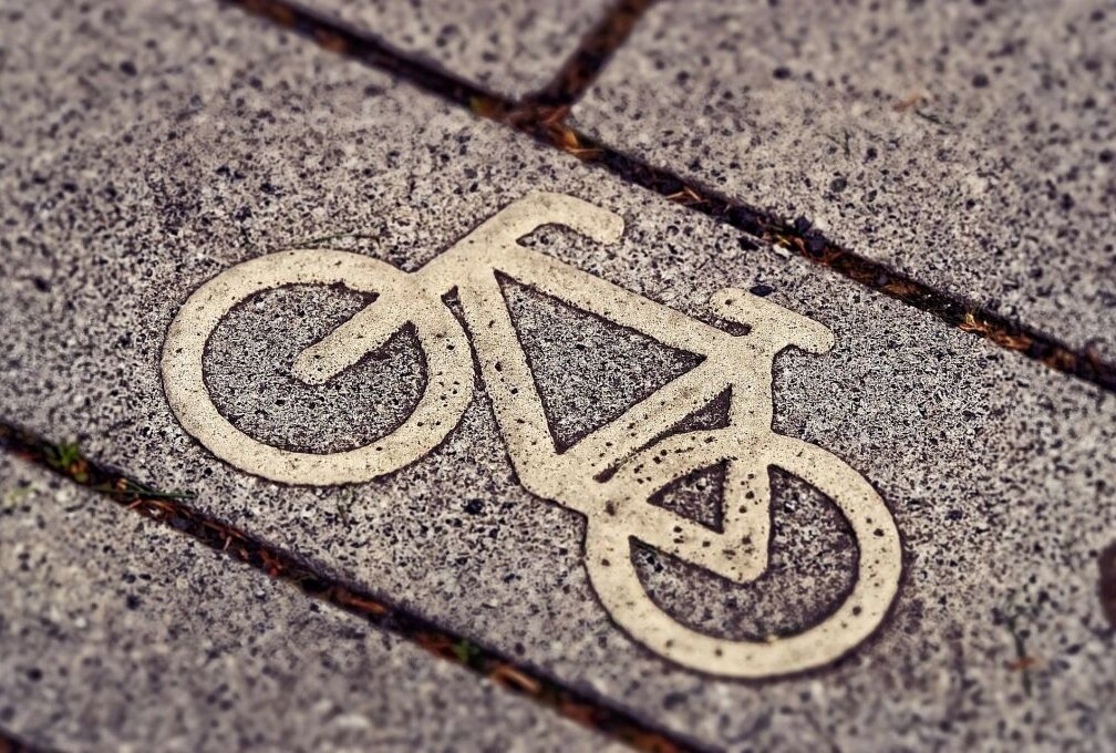 PKW und Fahrradfahrer zusammengestoßen - Symbolbild. Foto: MichaelGaida / pixabay