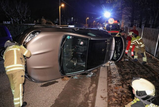 PKW-Unfall in Dresden: Ersthelfer befreien den Fahrer - Ein PKW ist umgekippt und auf der Seite liegengeblieben. Foto: Roland Halkasch
