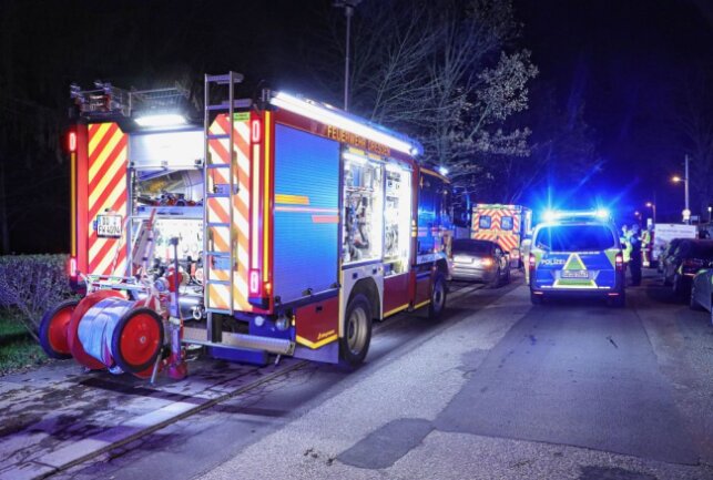 PKW-Unfall in Dresden: Ersthelfer befreien den Fahrer - Ein PKW ist umgekippt und auf der Seite liegengeblieben. Foto: Roland Halkasch