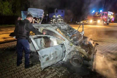 PKW-Vollbrand: Renault brennt im Erzgebirge komplett aus - PKW in Vollbrand. Foto: André März