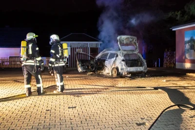 PKW-Vollbrand: Renault brennt im Erzgebirge komplett aus - PKW in Vollbrand. Foto: André März