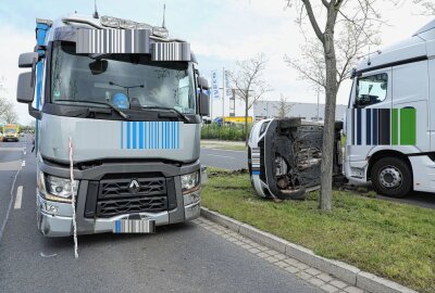 PKW will LKW überholen und kracht in Gegenverkehr -  Die Wilschdorfer Straße ist vorerst gesperrt. Foto: Roland Halkasch