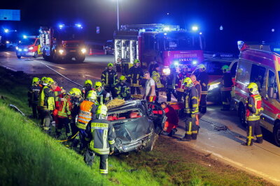 PKW zerstört durch Crash mehrere Autobahneinrichtungen auf der A4 - Schwerer Verkehrsunfall auf der A4 auf Höhe AS Hohenstein-Ernstthal. Foto: Andreas Kretschel