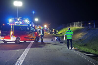 PKW zerstört durch Crash mehrere Autobahneinrichtungen auf der A4 - Schwerer Verkehrsunfall auf der A4 auf Höhe AS Hohenstein-Ernstthal. Foto: Andreas Kretschel