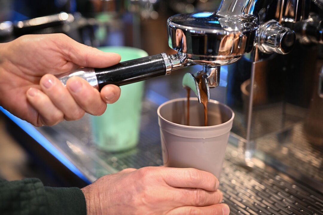 Plastikfasten: So reduzieren Sie Ihren Plastikkonsum - Mehrweg-Becher zum Mitnehmen sind die umweltfreundlichere Alternative für den Kaffee unterwegs.