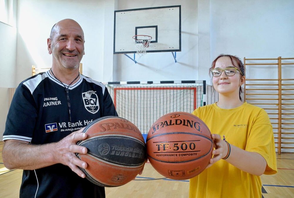 Plauen: Alle haben Lust auf Basketball - Daniel Onofras und Tochter Paula sind happy. Endlich darf man wieder in der Halle trainieren. Foto: Karsten Repert
