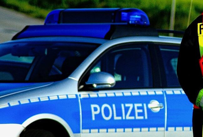 Plauen: Autofahrer fährt bei Rot - Drei Personen verletzt - Der PKW-Fahrer fuhr auf die Kreuzung. Mehrere Personen wurden verletzt. Foto: pixabay