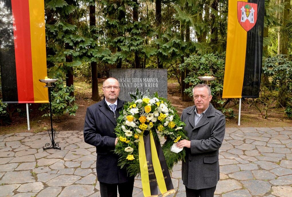 Bürgermeister Steffen Zenner (links) und Oberbürgermeister Ralf Oberdorfer legten auf dem Hauptfriedhof einen Kranz nieder und gedachten der 2.300 Opfer, die während der Luftangriffe auf Plauen ihr Leben ließen. Foto: Karsten Repert