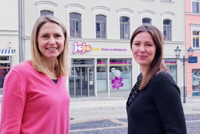 Plauen: Da machen nicht nur die Kinder große Augen - Carolin Köhler (links) und Lisa Thönelt vor dem neuen jojovita-Fachzentrum. Archivfoto: Karsten Repert