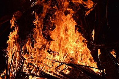Plauen: Erneut Brände im Asylbewerberheim - Ein Unbekannter schlug gegen 3.45 Uhr eine Zimmertür ein und setzte Teile in Brand. Symbolbild: suhasrawool/Pixabay