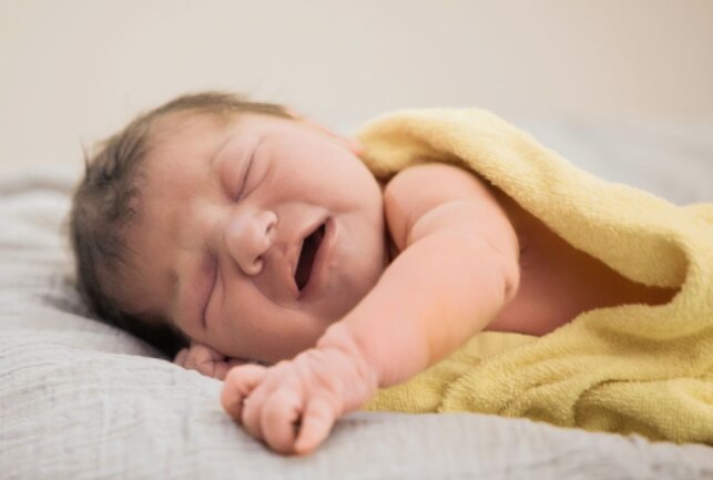 Plauen: Erstes Neujahrsbaby heißt Mila - Mila kam als erstes Baby 2023 im Helios Vogtland-Klinikum Plauen auf die Welt. Foto: Helios Vogtland-Klinikum