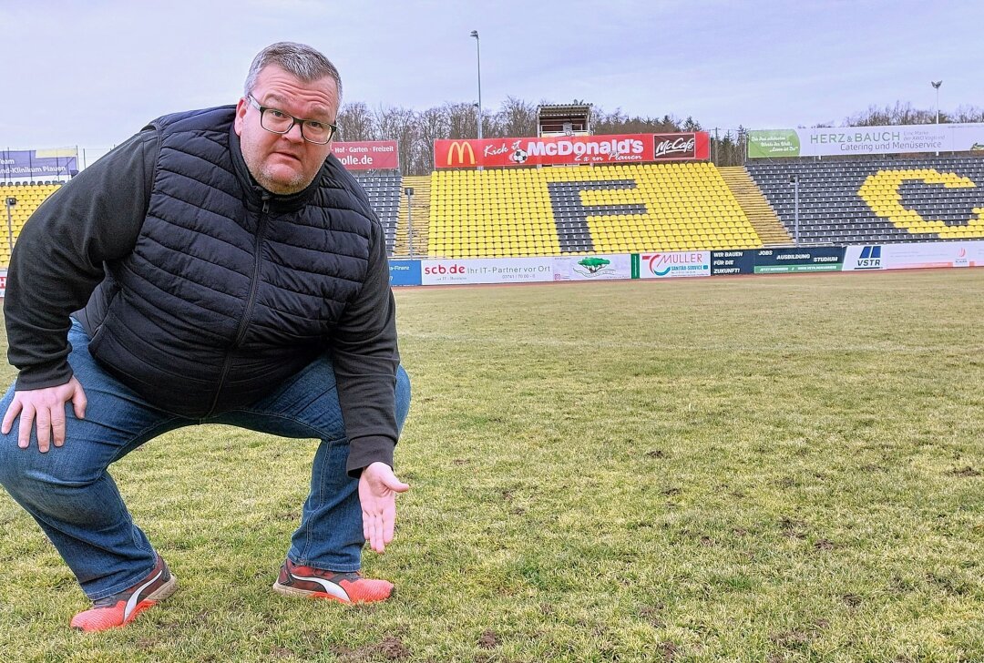 Plauen gegen Magdeburg: Spiel erneut abgesagt! - Thomas Popp hofft, dass der Rasen im Vogtlandstadion bis nächste Woche bespielbar wird. Karsten Repert