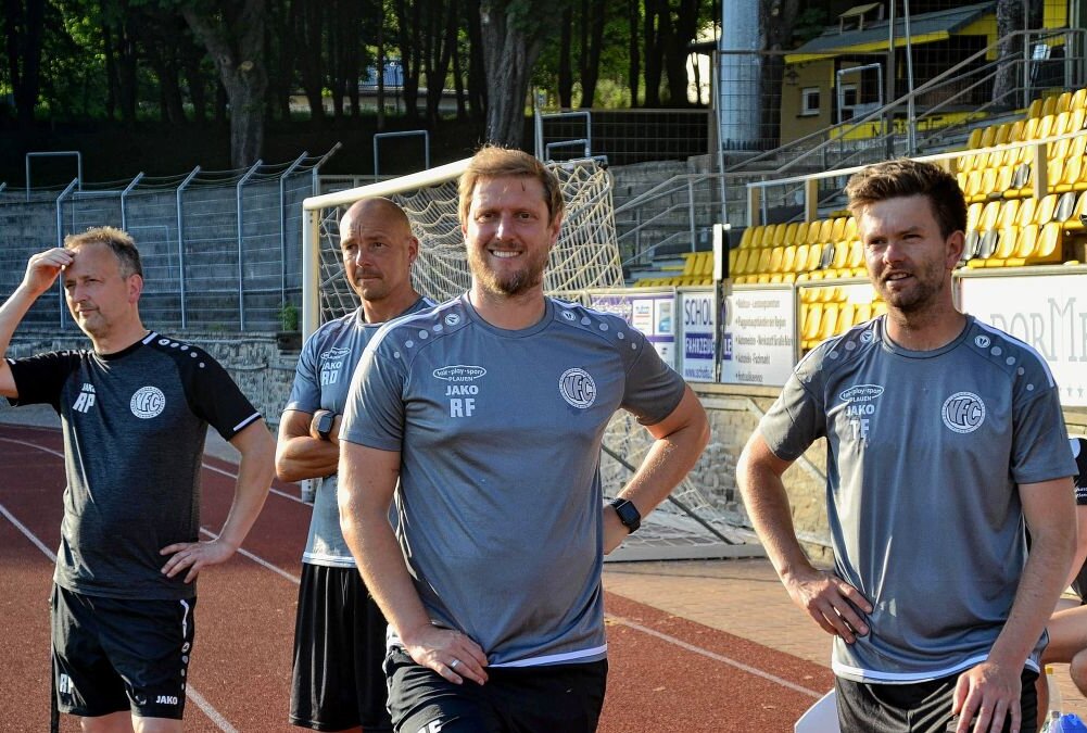Im Bild von links: Mannschaftsleiter Roland Pöhler, Torwarttrainer Ronny Diersch, Cheftrainer Robert Fischer und Assistent Tommy Färber. Foto: Karsten Repert