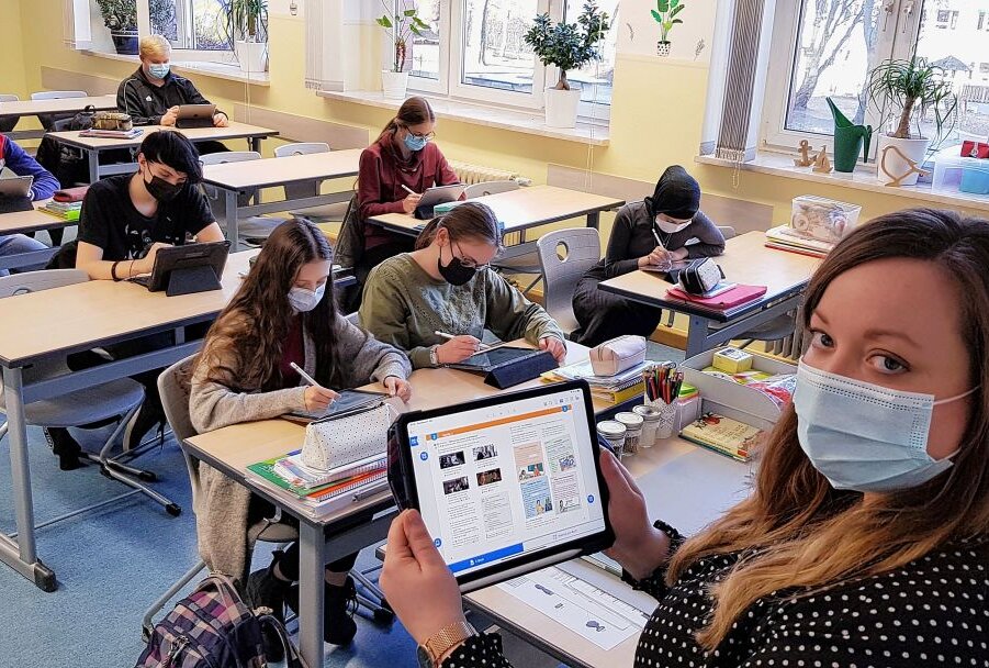 Steffi Gänse unterrichtet die 9a der Kemmleroberschule digital auf modernen iPads. Foto: Karsten Repert