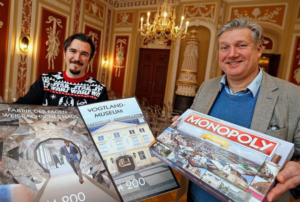 Plauen ist Monopoly! -  Museums-Chef Martin Salesch (re.) und Ausstellungsmanager Lukas Mathiaschek präsentieren das Spiel. Foto: Thomas Voigt