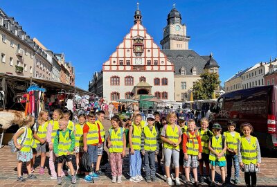 Plauen: Kiwanis ist für alle Kinder da - Sicherheitswesten gab's von Kiwanis für die Erstklässler aller Plauener Grundschulen. Fotos: privat