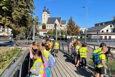 Plauen: Kiwanis ist für alle Kinder da - Sicherheitswesten gab's von Kiwanis für die Erstklässler aller Plauener Grundschulen. Fotos: privat