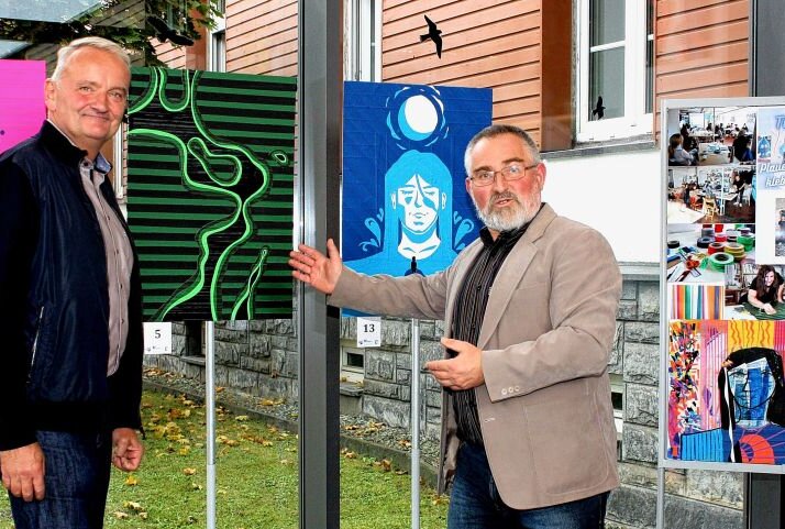 "Plauen klebt": Jetzt wird gevotet! - ZWAV-Geschäftsführer Henning Scharch (links) und Jürgen Hadel hatten die Ausstellung eröffnet. Foto: Pressebüro Repert