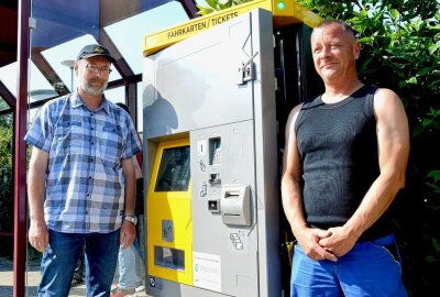 Plauen: Neue Fahrscheinautomaten in Betrieb - Andree Winter (links) und André Bröckel (rechts) haben den Fahrscheinautomaten in Betrieb genommen. Foto: Zweckverband ÖPNV Vogtland
