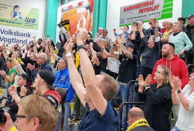 Plauen-Oberlosa startet mit Sieg in Abstiegsrunde! - Zuschauer feierten den SV 04 Oberlosa nach dem 28:27-Sieg ausgelassen. Fotos: Karsten Repert