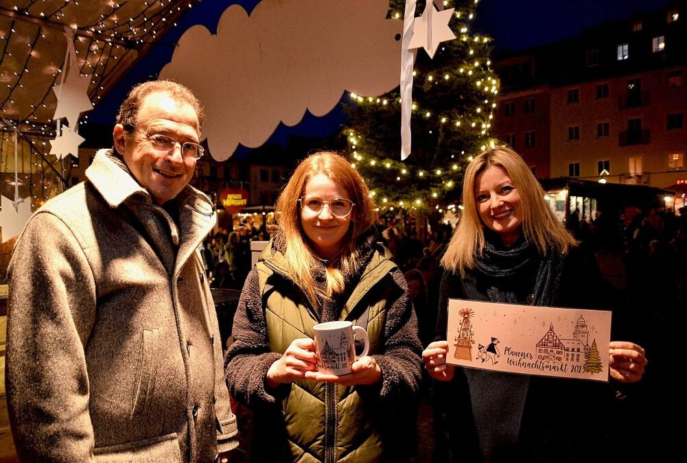Plauen: So sieht die nächste Bürgertasse aus - Am letzten Tag des Weihnachtsmarktes: Eckhard Sorger und Sophie Gürtler haben Wiebke Knüpfer (Mitte) als Gewinnerin prämiert. Foto: Karsten Repert
