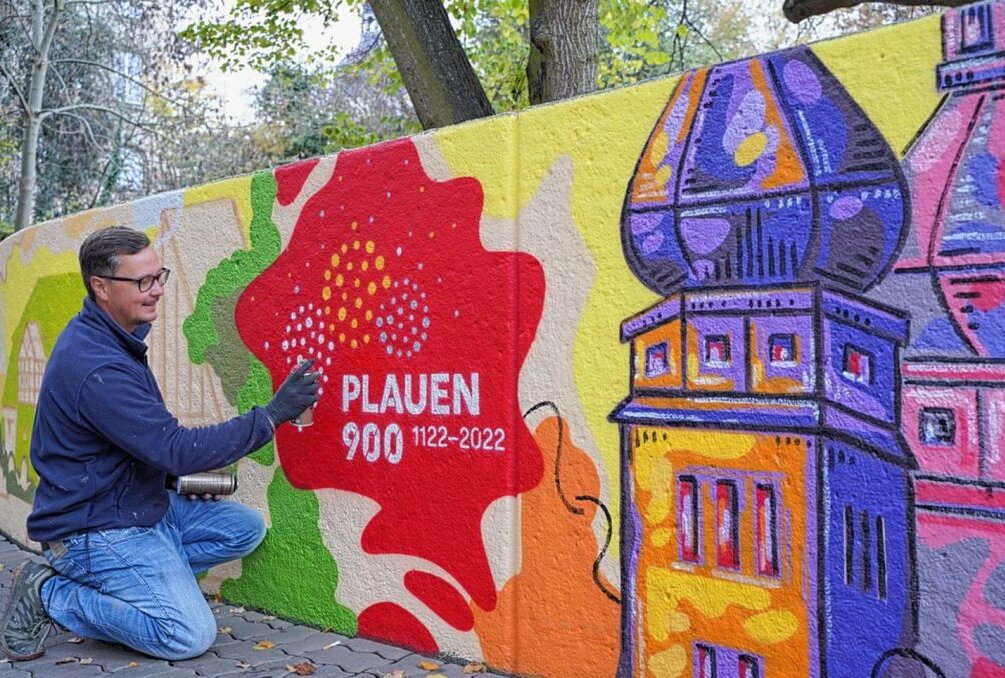 Plauen strahlt mit neuem Graffiti-Kunstwerk - André Wolf beim Sprühen des Graffitis. Foto: Stadt Plauen