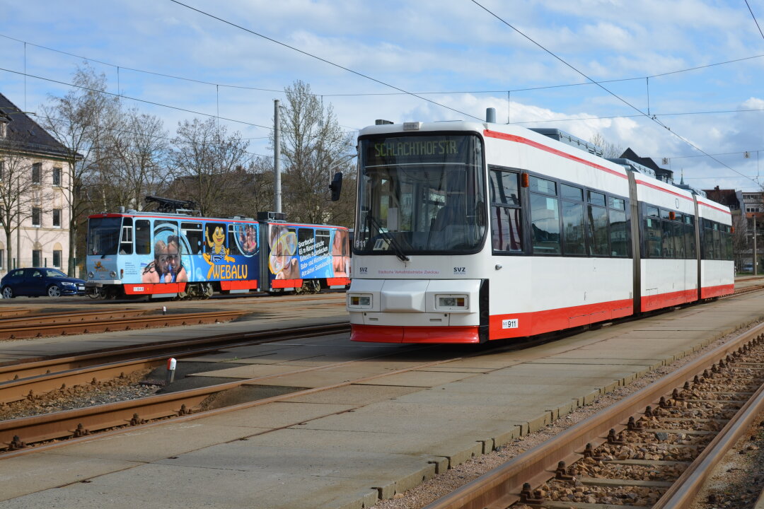 Plauen: Straßenbahn mit Stahlkugeln beschossen - Glücklicherweise hielten die Seitenscheiben den Kugeln stand, sodass niemand verletzt wurde.