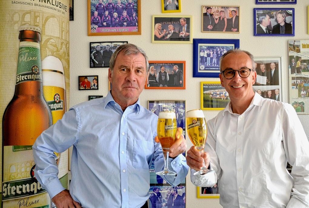 Plauener Brauerei wird Hauptsponsor der Sportgala - Die Sternquell-Sportgala 2021 findet am 9. Oktober in Markneukirchen statt! Sportgala-Organisator Volkhardt Kramer (links) und Produktmanager Thomas Münzer haben auf die Zukunft angestoßen. Foto: Sternquell-Brauerei