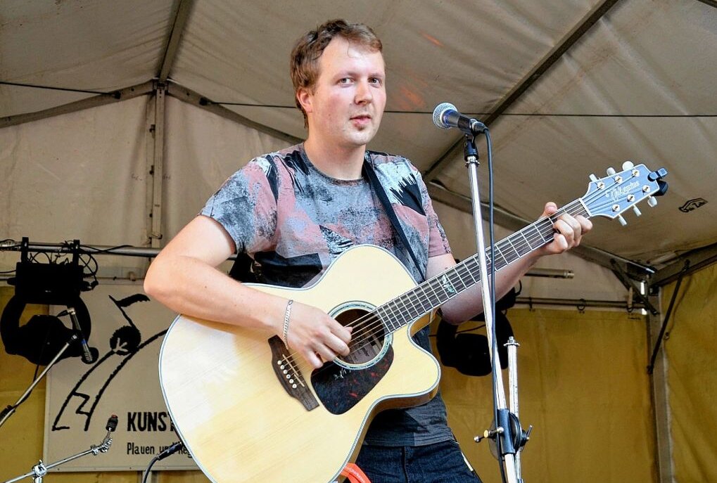 Christian Wenzel macht seit 19 Jahren Musik. Jetzt hat der Liedgitarrist sein siebentes Album veröffentlicht. Foto: Karsten Repert
