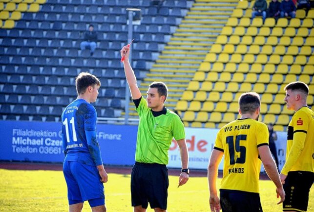 Plauener Erfolgsserie nach 0:1 gegen Jena gerissen! - Referee Tino Hanke zeigt Max Grimm (links) die Rote Karte. Im Anschluss sah Moritz Kretzer (rechts) Gelb-Rot. Eine ziemlich unglückliche Entscheidung. Foto: Karsten Repert