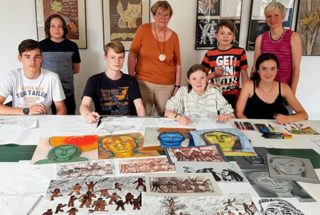 Helga Mühlmann (Mitte) und die AG Bildende Kunst des Deutschen Kinderschutzbundes hat vier freie Plätze für talentierten Nachwuchs. Foto: Karsten Repert