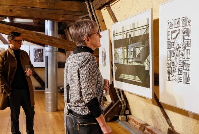 Plauener Kunstverein präsentiert 100 sächsische Grafiken - Besucher entdecken in der Schau etliche großformatige Arbeiten. Foto: Thomas Voigt
