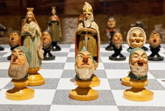 Plauener Malzhausgalerie lockt ins Schachwunderland - In einer Vitrine werden kunstvoll geschnitzte Figuren aus der Märchenwelt präsentiert. Foto: Thomas Voigt