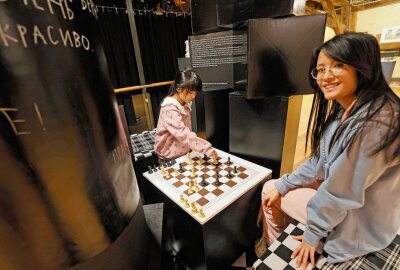 Plauener Malzhausgalerie lockt ins Schachwunderland - Eine Installation wird zum Spielort. Livien Voigtle (re.) sitzt mit ihrer Schwester Melissa am Schachbrett. Foto: Thomas Voigt