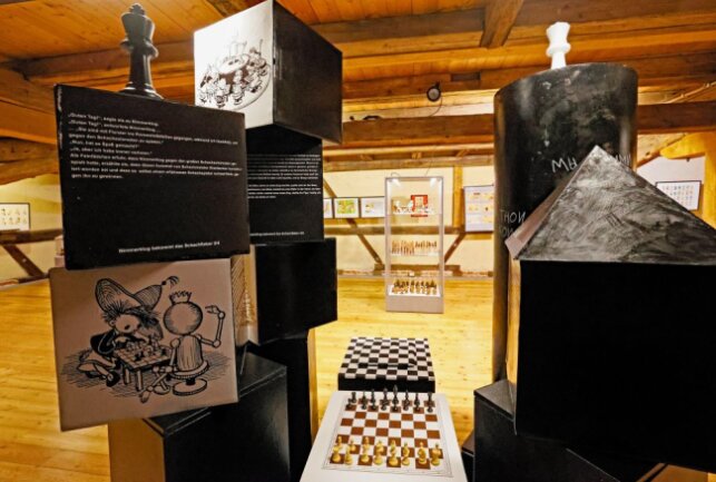 Plauener Malzhausgalerie lockt ins Schachwunderland - Inmitten einer Installation haben Besucher eine weitere Möglichkeit, eine Partie Schach zu spielen. Foto: Thomas Voigt 