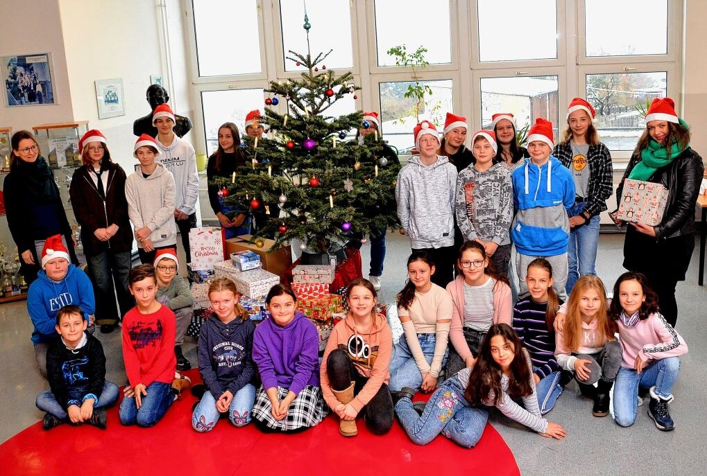 Plauener Schüler beschenken tschechische Kinder - Kinder helfen Kindern! Eileen Schönheit (rechts) vom KARO e.V. freute sich riesig über 41 liebevoll gepackte Weihnachtsgeschenke, die tschechische Kinder gehen. Foto: Karsten Repert