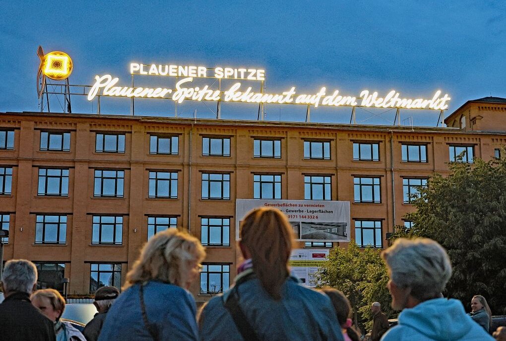 Plauener Spitzen-Reklame leuchtet wieder - Seit Freitagabend gehört der Reklameschriftzug der Plauener Spitze wieder zum Stadtbild. Foto: Thomas Voigt