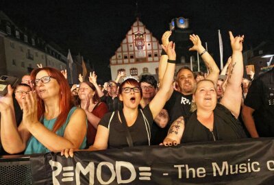 Plauener Spitzenfest erlebt heute großes Finale - Vor der Bühne feierten die Remode-Fans ausgelassen die Musik von Depeche Mode. Foto: Thomas Voigt