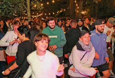 Plauener Stadtwerke locken zum Musik- und Kurzfilm-Festival an die Weberhäuser - Im DJ-Finale feierten und tanzten die Partygäste ausgelassen vor der Bühne. Foto: Thomas Voigt