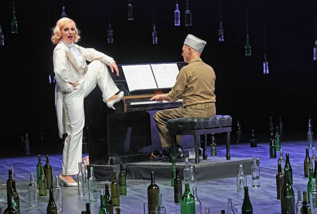 Plauener Theater startet mit einem Marlene-Dietrich-Abend in die Spielzeit - Claudia Lüftenegger und Sebastian Undisz in einer gemeinsamen Szene am Klavier. Foto: Thomas Voigt