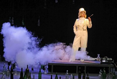 Plauener Theater startet mit einem Marlene-Dietrich-Abend in die Spielzeit - Das Stück lebt von der brillanten Selbstinszenierung der Hauptdarstellerin. Foto: Thomas Voigt