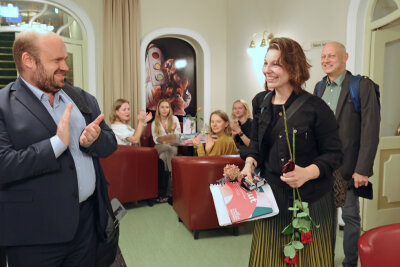 Mit viel Beifall werden die neuen Ensemblemitglieder Claudia Lüftenegger und Sebastian Undisz  zur Premierenfeier im Theaterfoyer begrüßt. Foto: Thomas Voigt