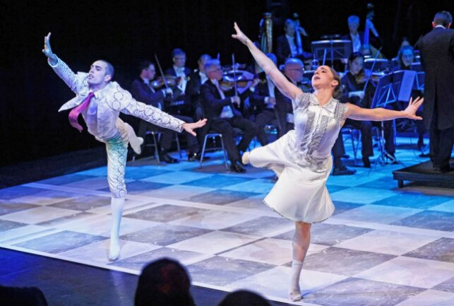 Plauener Theaterball unter spanischer Sonne - Tänzer des Ballett-Ensembles zeigten zur Gala einen Ausschnitt aus dem Tanzstück "Don Quichotte". Foto: Thomas Voigt