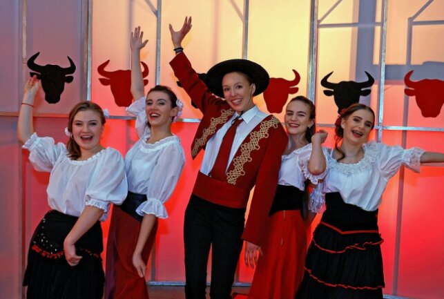 Plauener Theaterball unter spanischer Sonne - Die Mitglieder vom Theater-Jugendclub präsentierten sich in spanischen Outfits. Foto: Thomas Voigt