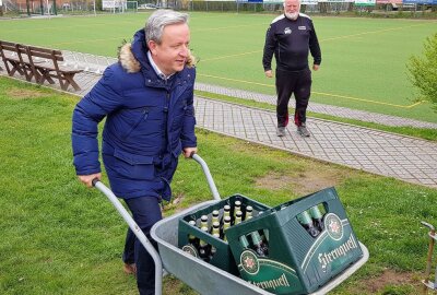 Plauener Verein sammelt in sieben Wochen 10.000 Euro - Brauerei-Geschäftsführer Jan Gerbeth brachte das Helferbier im Schubkarren. Foto: Karsten Repert
